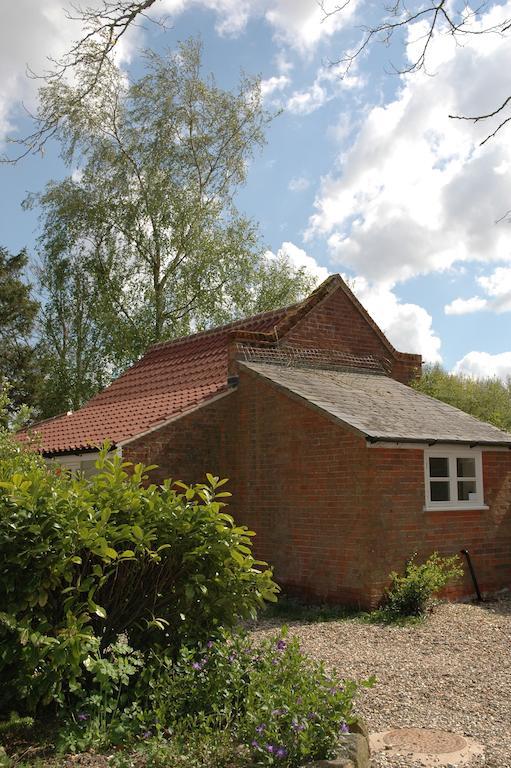 Field Cottage Bed And Continental Breakfast East Harling Habitación foto